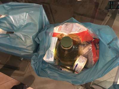 Su un tavolo notiamo diversi sacchetti colmi di alimenti, quelli che l�uomo consegner� oggi a chi ne far� richiesta. In genere si tratta di una trentina di famiglie in stato di indigenza che si avvicendano durante la settimana